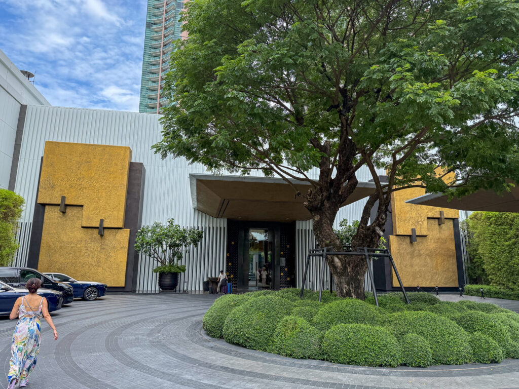 The estate entrance on Charoen Krung Road